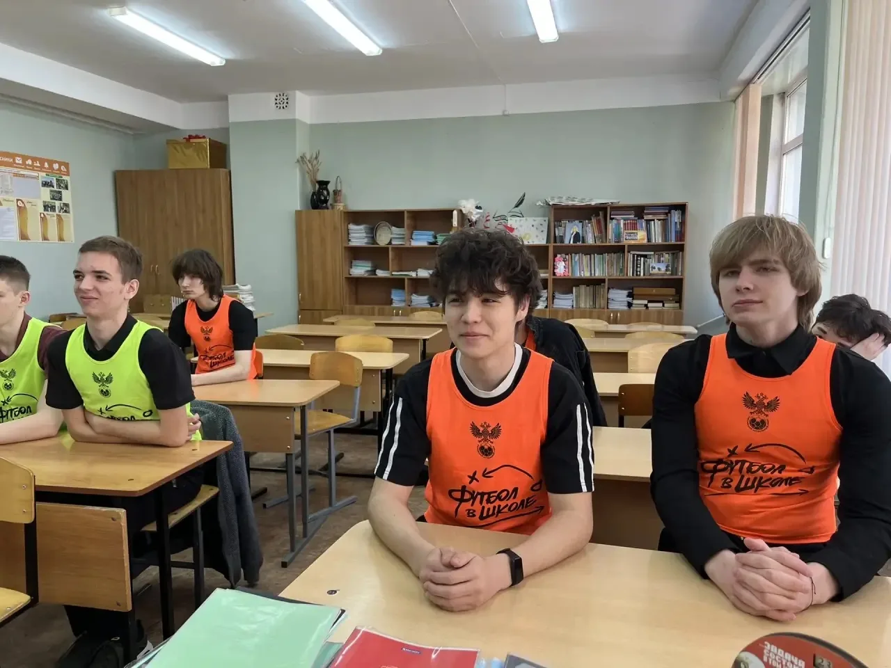 МОБУ СОШ с. Засечное: «Футбол помогает».  ⚽️🌟 Учащиеся 11 класса МОБУ СОШ с. Засечное активно принял