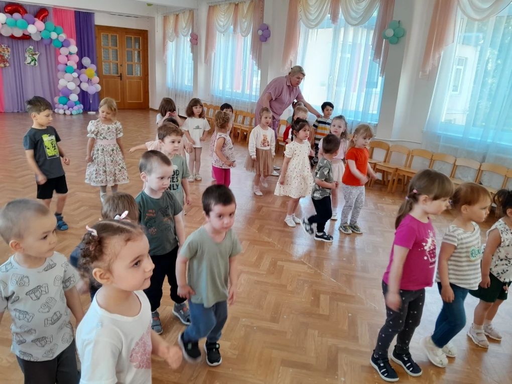 Группа " Енотики " побывали на празднике "День защиты детей ". Ребята весело  провели  время,пели,та