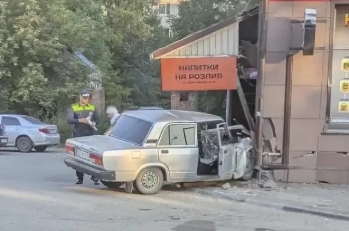 Пьяный подросток без прав протаранил магазин в Барнауле