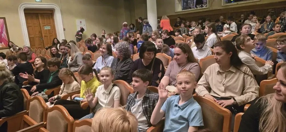 «Путешествие в прошлое: спектакль о детях военного Севастополя»  🏛️ Ученики 3-В класса посетили потр
