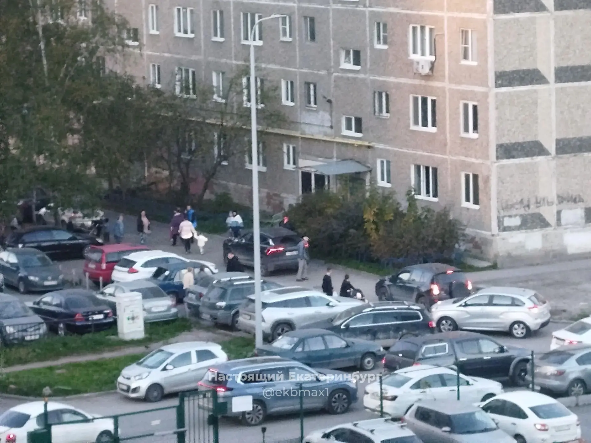 Жители дома 40 лет комсомола перегородили дорогу для проезда машин.