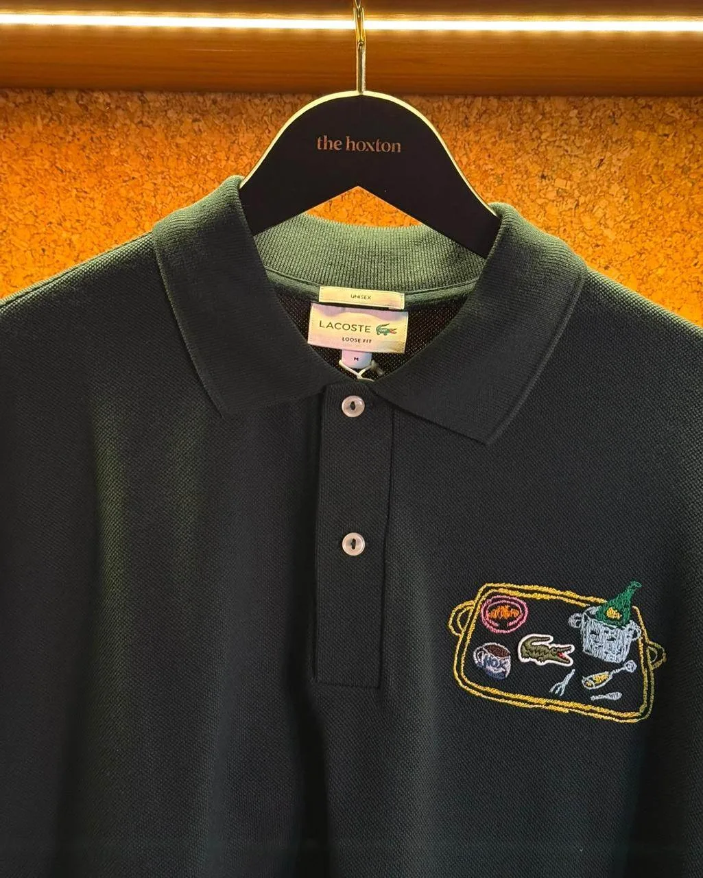 Lacoste и The Hoxton выпустили совместную капсульную коллекцию, которую можно купить то...