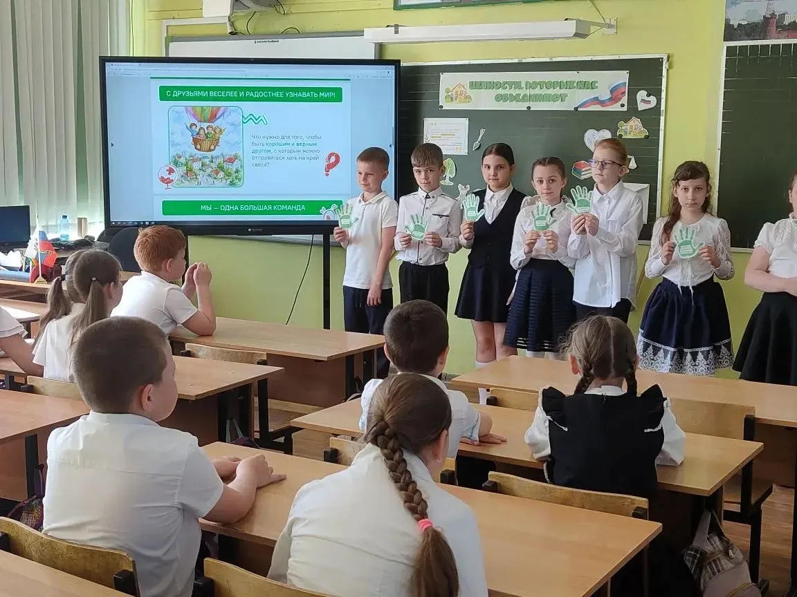 🇷🇺ТОРЖЕСТВЕННАЯ ЛИНЕЙКА🇷🇺  Учебная неделя традиционно начинается с выноса государственных флагов и и