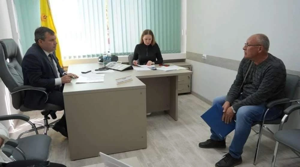 ❓❗️Замглавы Оренбурга ответил на вопросы жителей о жилье и дорогах  #Про_Общество  Заместитель главы