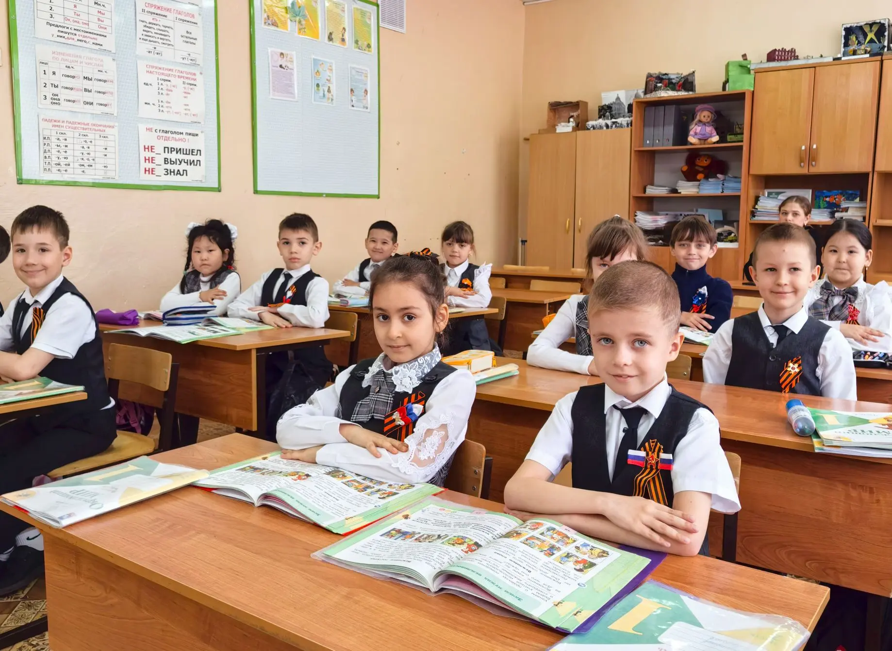 🎗️ Акция  «Георгиевская лента»  в Икрянинской СОШ!  Икрянинская средняя школа  участвует в традицион