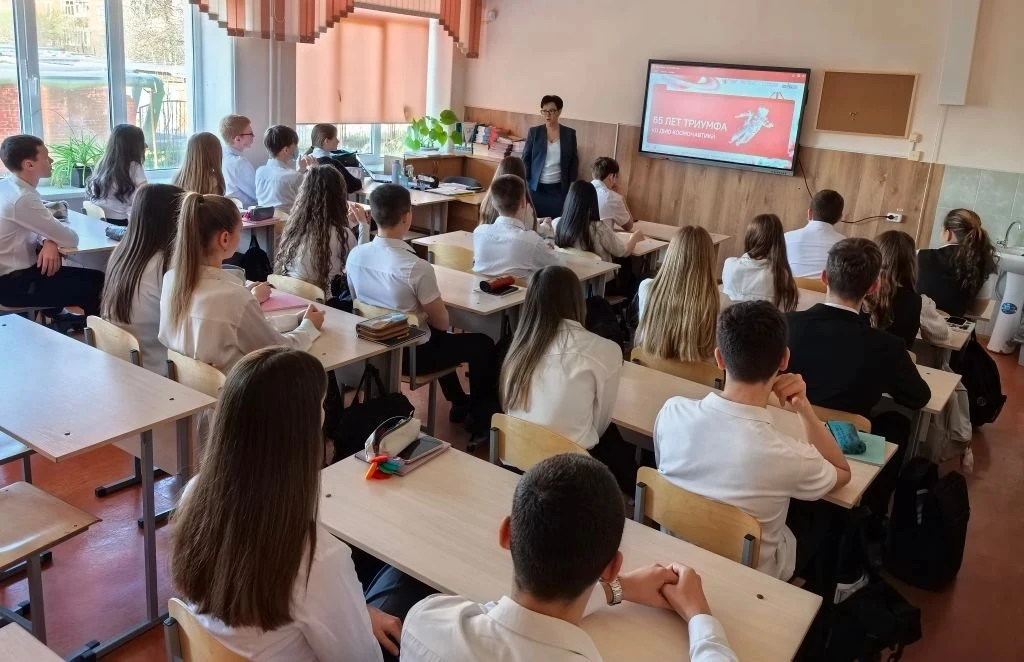 Начало новой четверти — это всегда волнительно! 🌸 А сегодняшний понедельник в лицее начался как обыч