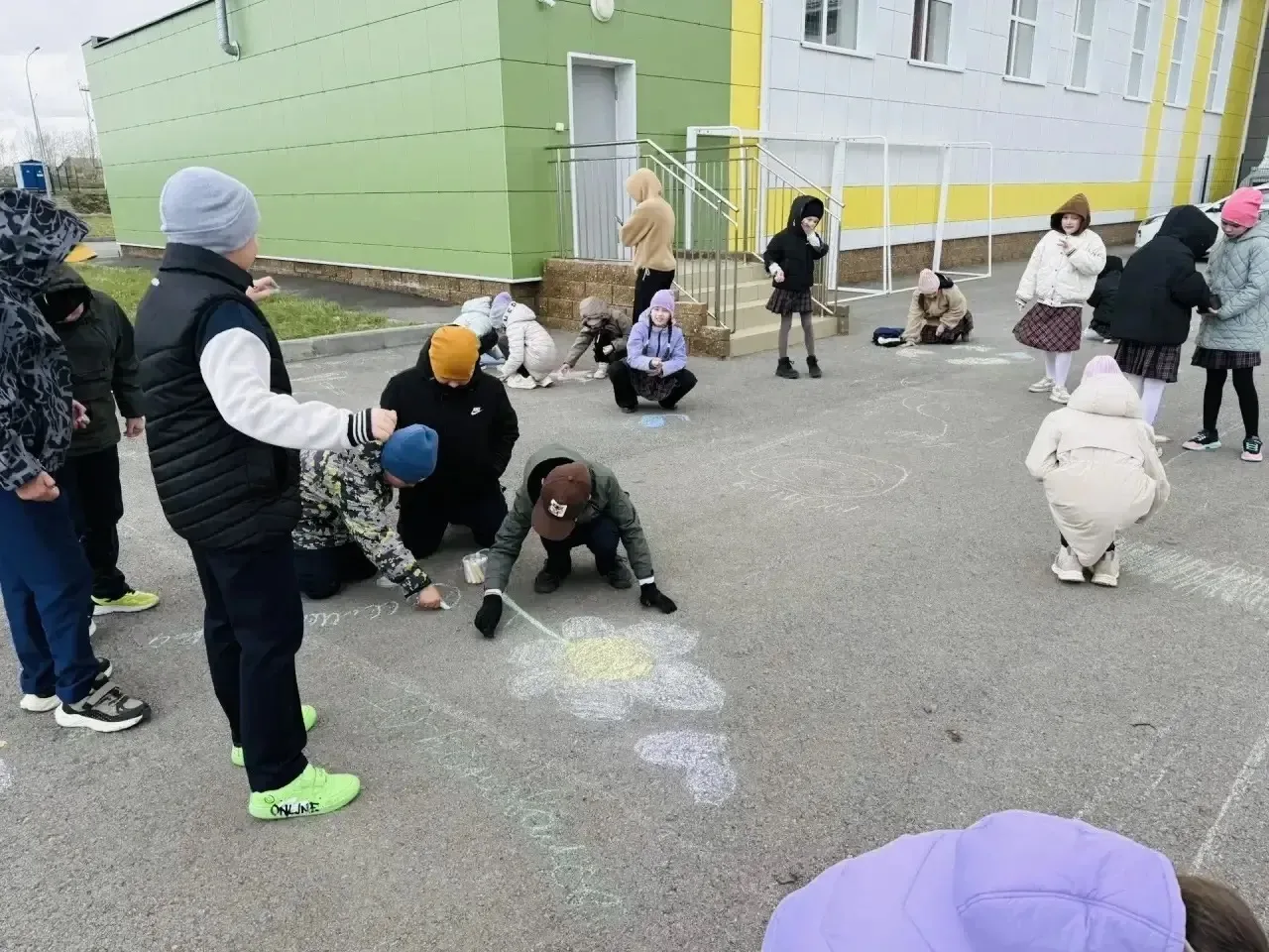 🎨 "Май шагает по планете"! 🌍   Обучающиеся начальной школы гимназии отметили приближение Дня Весны и