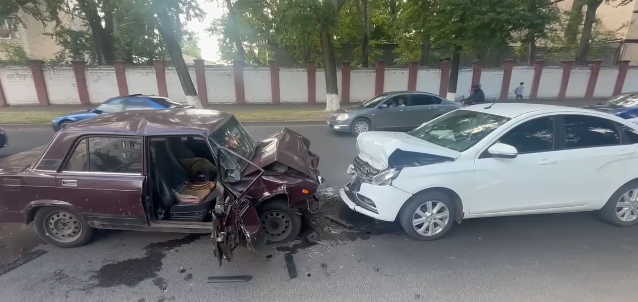 В Курске в лобовом ДТП ранены 3 взрослых и 5-летний ребёнок