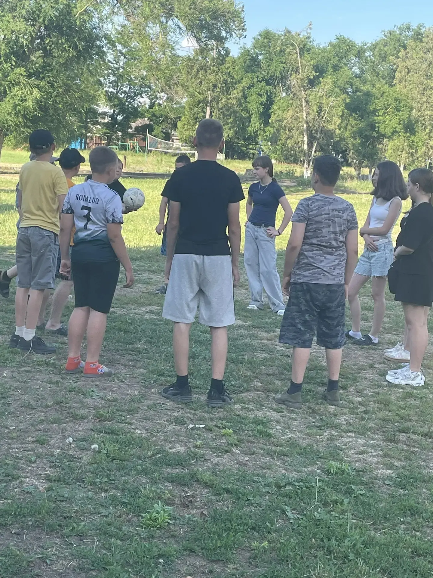17 июня. Сегодня на вечерней площадке рисунки на асфальте «Мир вокруг нас», отличный способ вовлечь 