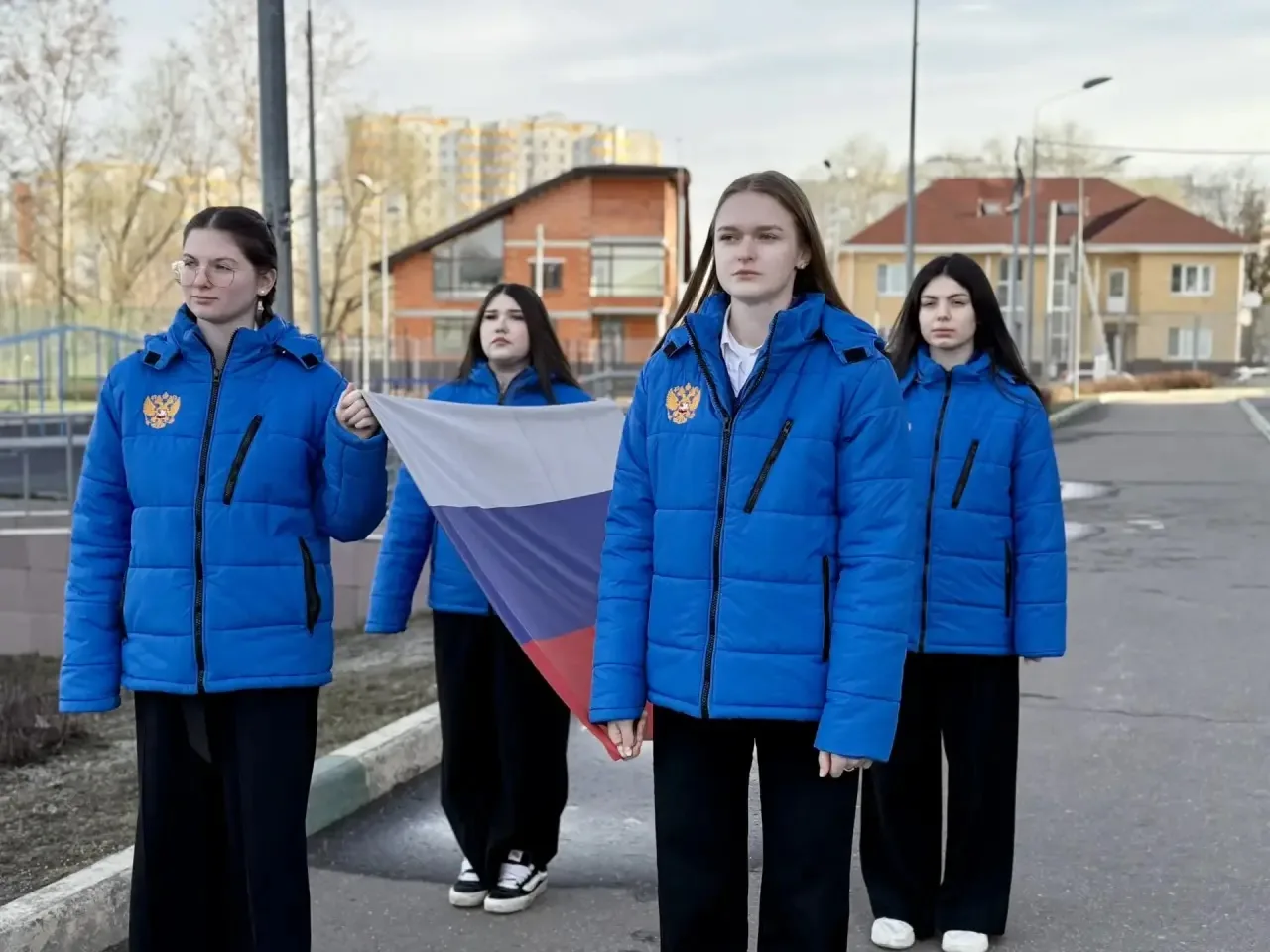 🇷🇺 Равнение на флаг!  Начинаем новую рабочую неделю с торжественной церемонии выноса Государственног