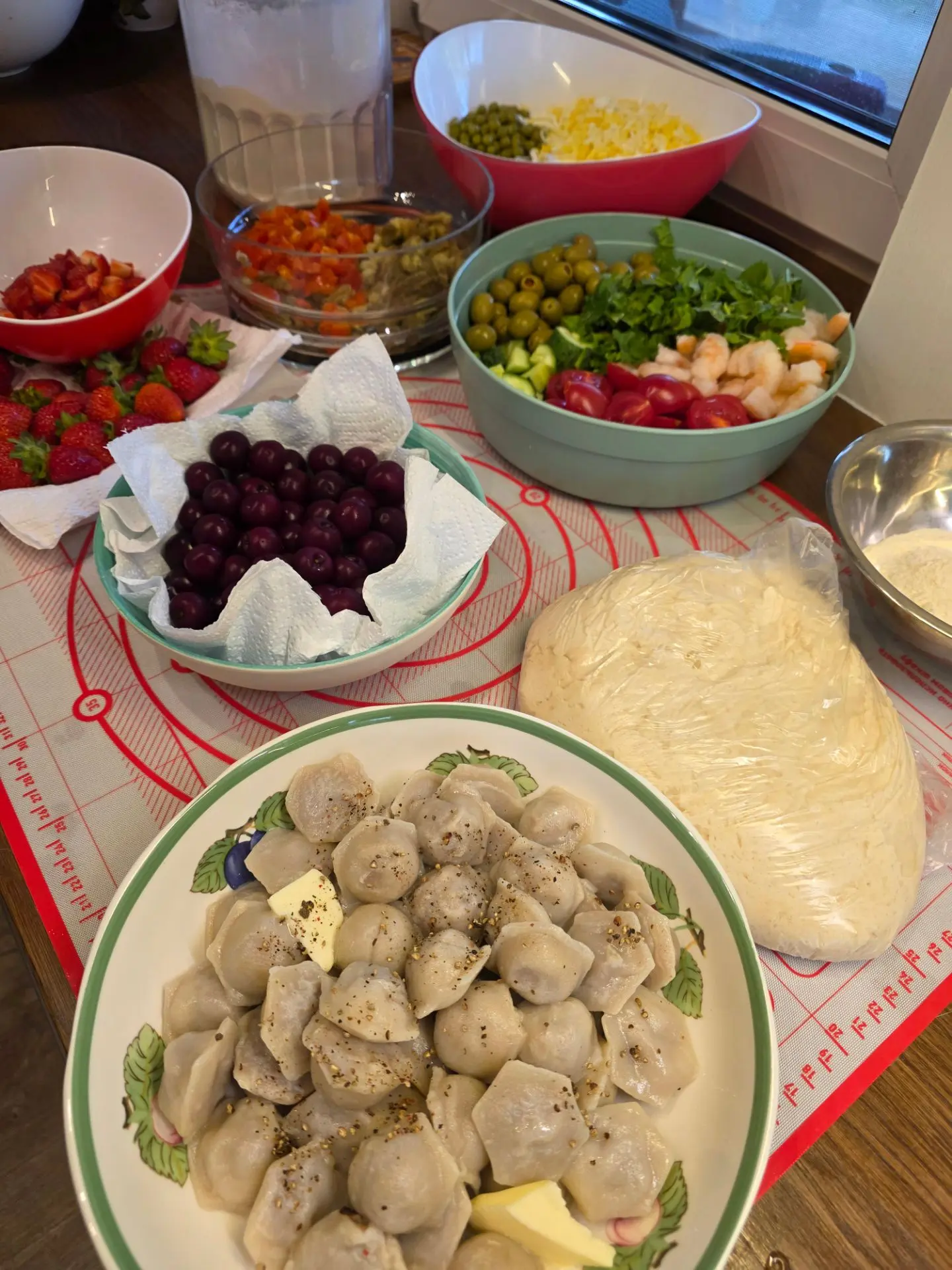На обед ели пельмешки, на поздний ужин маринуется рыбка и мясо🔥 салатики и вареники🍓🍒
Мне всегда 