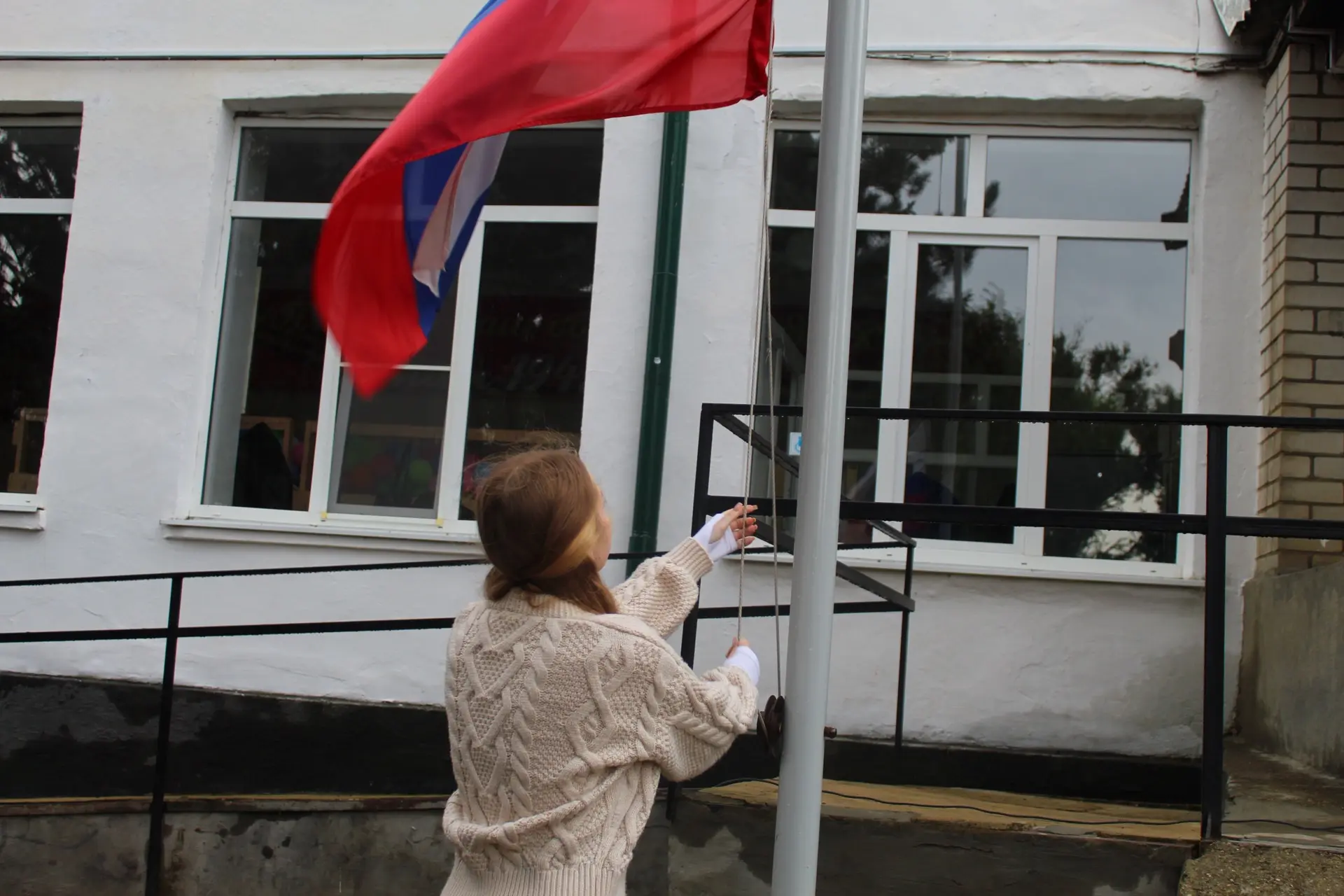 Мы снова делаем шаг — и гордо поднимаем флаг нашего государства!