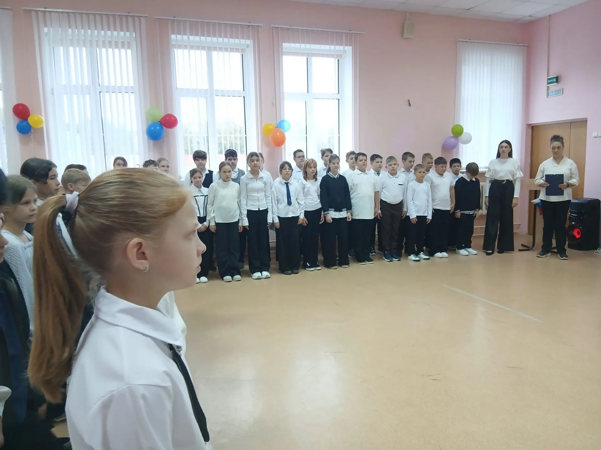 🇷🇺Сегодня, 7 сентября, в нашей школе прошла первая торжественная линейка поднятие фла...