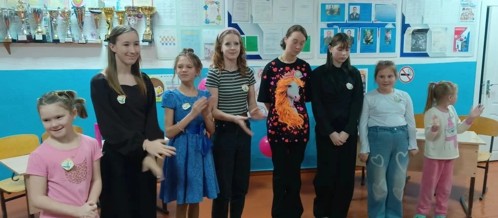 💖 Красота, ум и очарование: в школе прошел конкурс «А, ну-ка, девочки!»