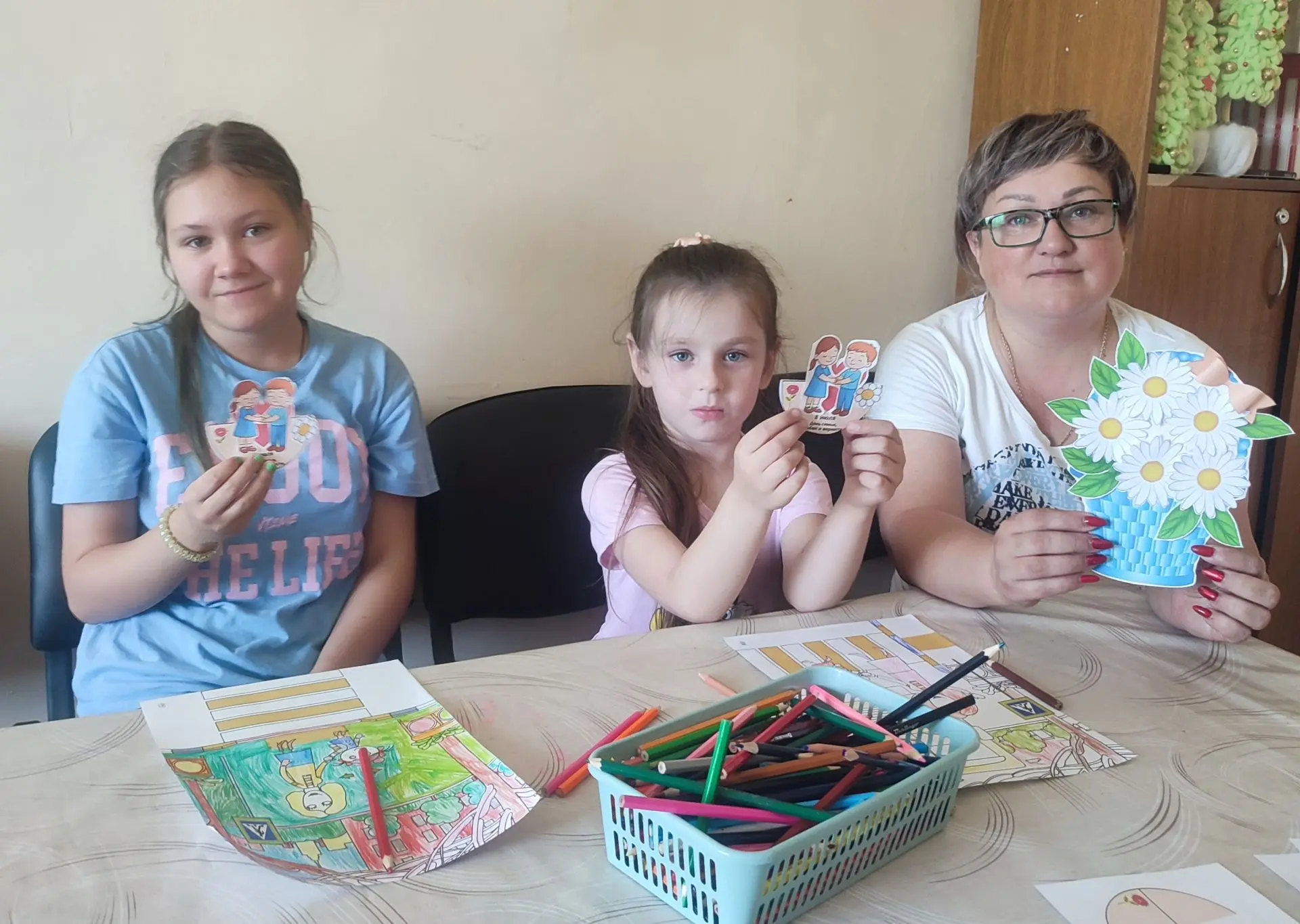 В сельском доме культуры х. Новая Бахмутовка ребята творили добро! ✂️🌼 На мастер-классе "Ромашка — 