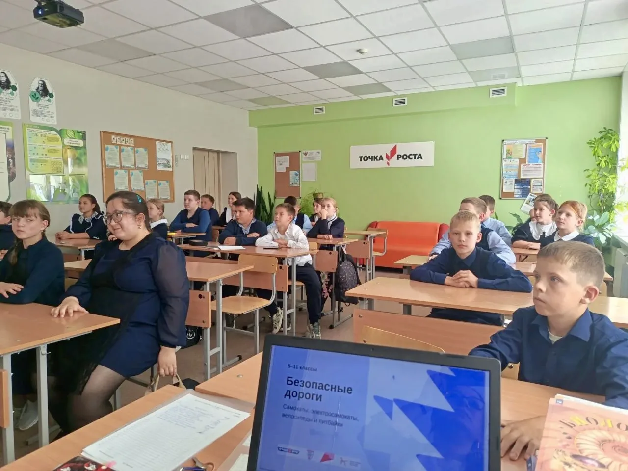 В рамках подготовки ко Всероссийской онлайн-олимпиаде «БЕЗОПАСНЫЕ ДОРОГИ» в школе прошл...