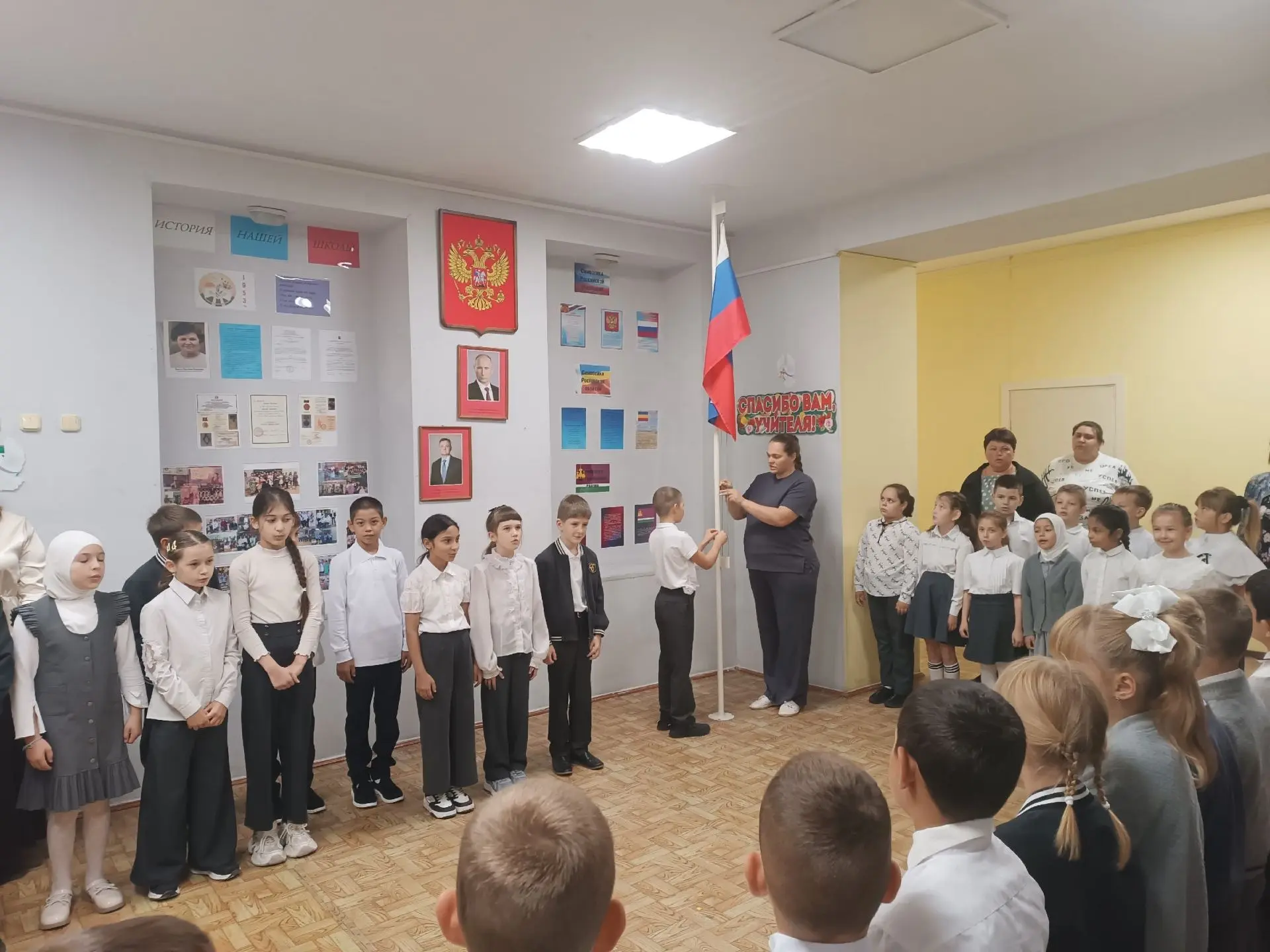🇷🇺Сегодня новая учебная неделя в нашей школе традиционно началась с поднятия государс...