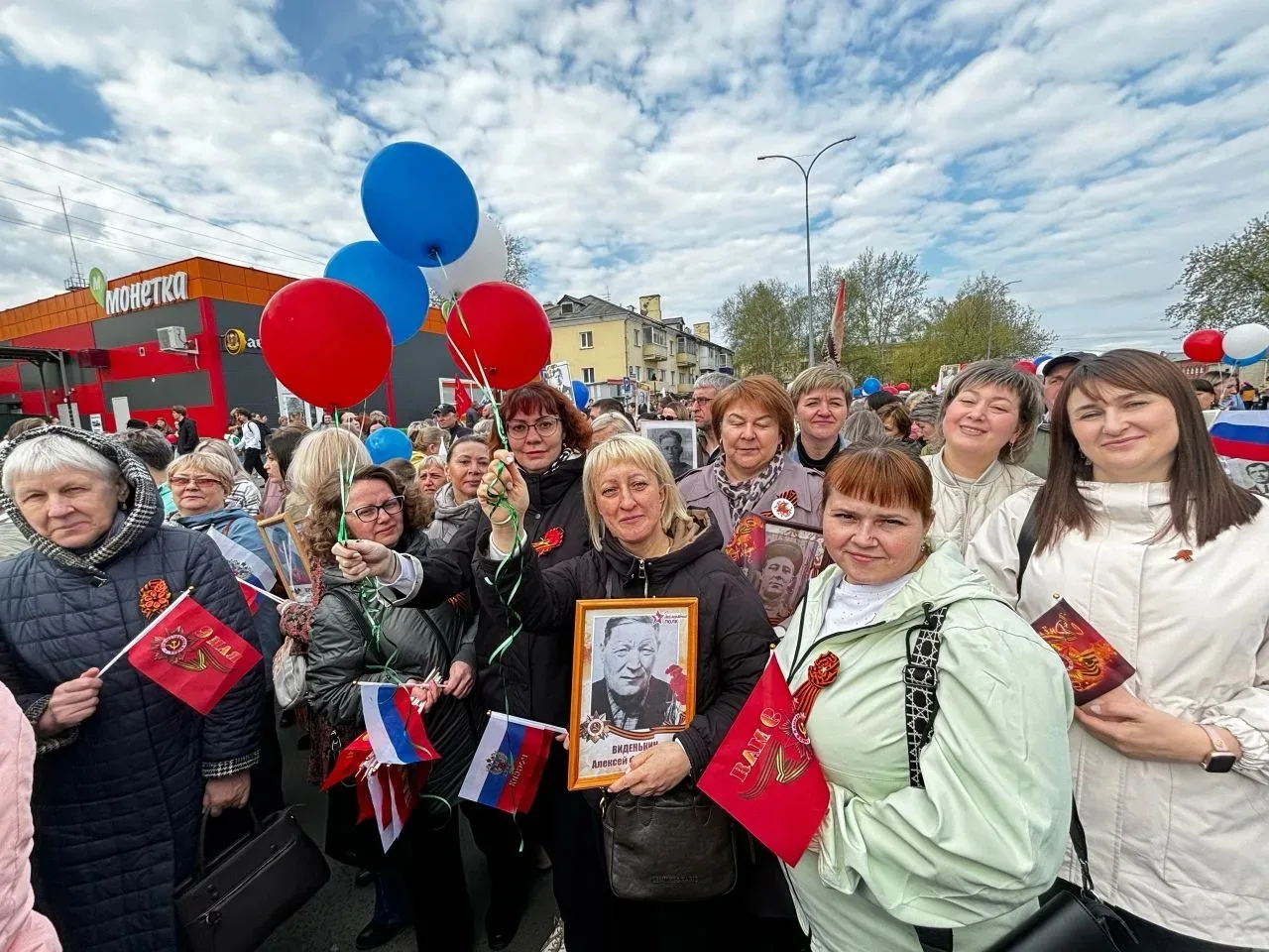 🪖 «Бессмертный полк» — память, объединяющая поколения  📍9 мая наши ученики, юнармейцы и педагоги при