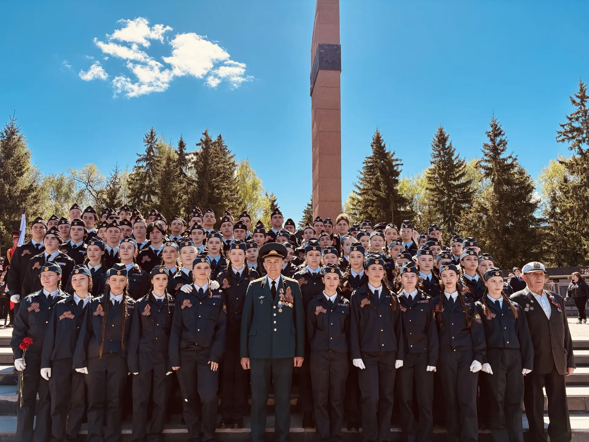 🔥 Сегодня наши лицеисты с гордостью приняли участие в торжественном Параде Победы. Это не просто мер