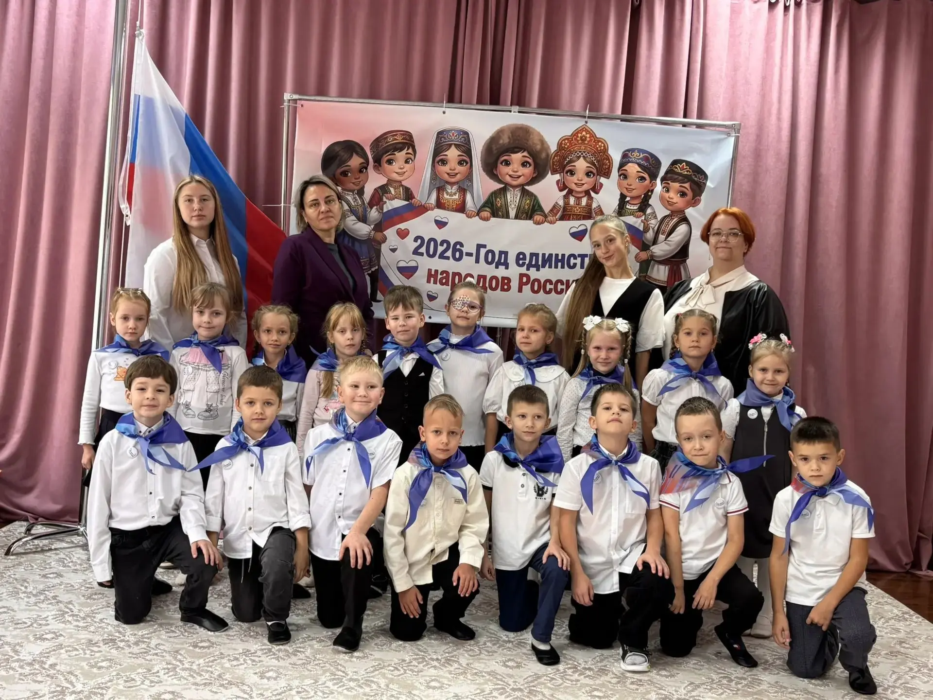 Старшеклассники-наставники, учитель начальных классов и советник директора по воспитани...