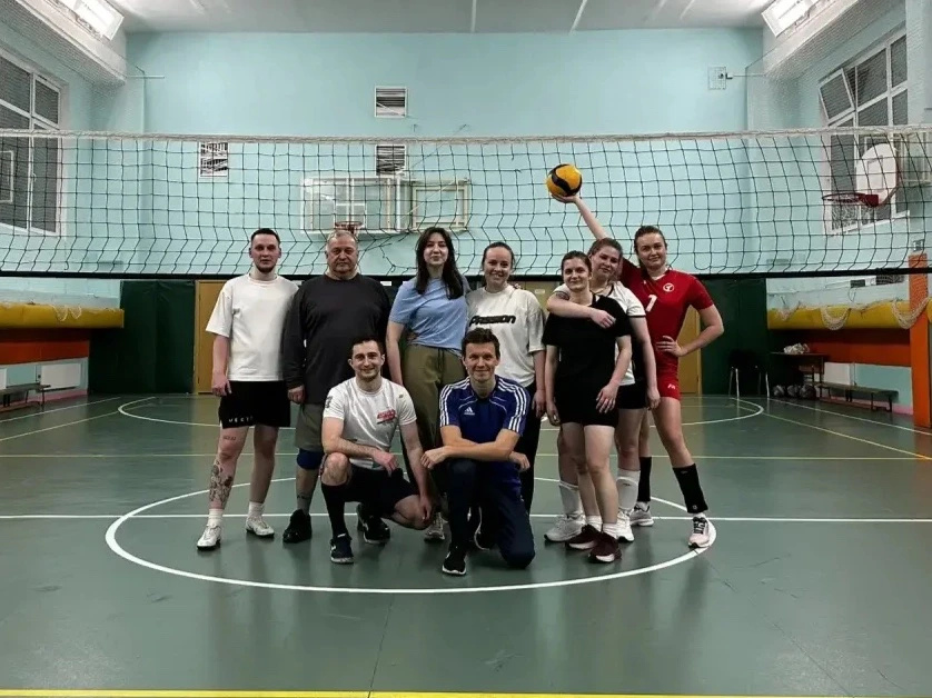 🏐 ВОЛЕЙБОЛ ДЛЯ РОДИТЕЛЕЙ!  ☀️ Хотите активно провести время и подготовиться к лету?  Приглашаем всех