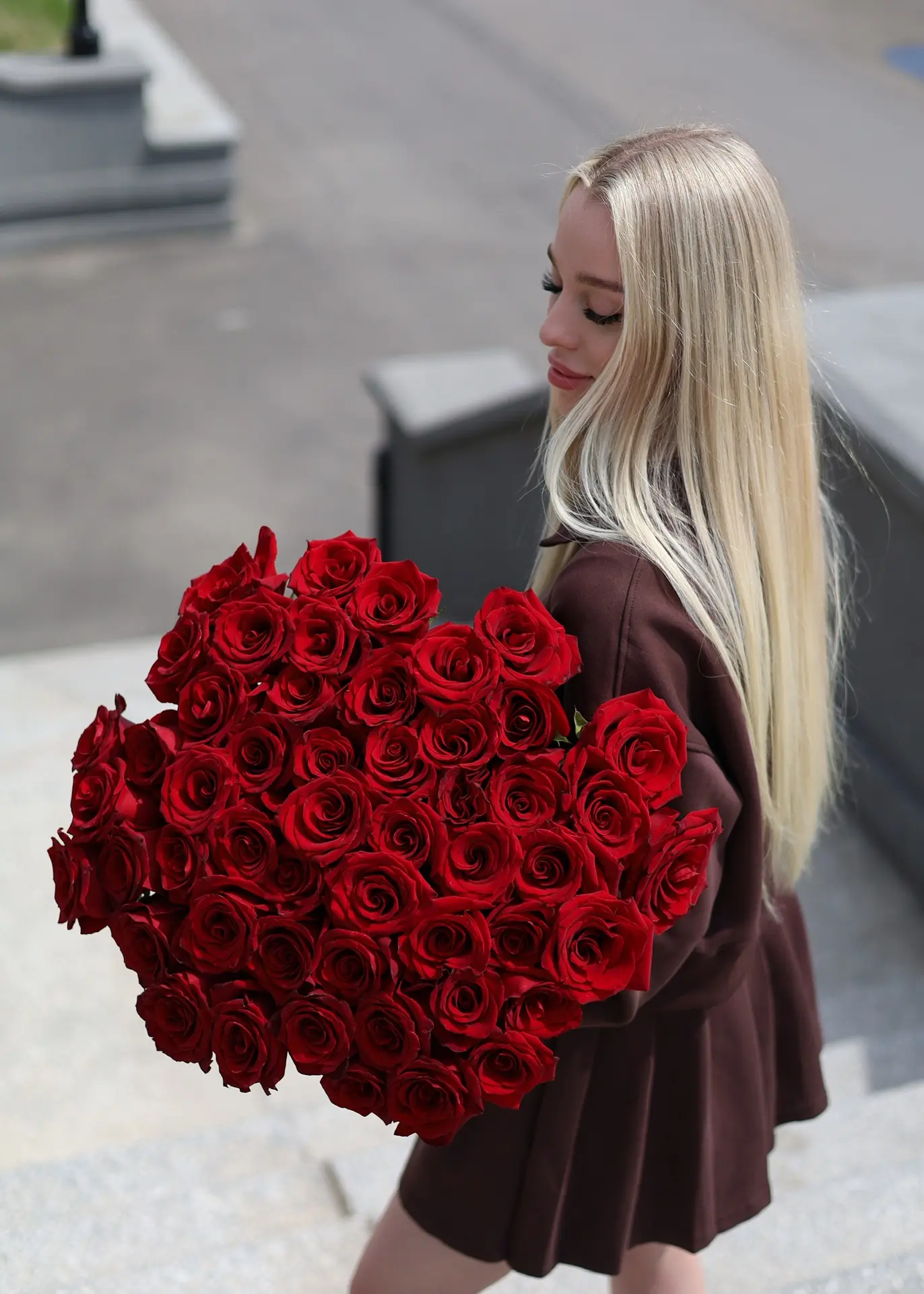 Метровые красные розы — тот самый подарок, который невозможно не заметить ❤️