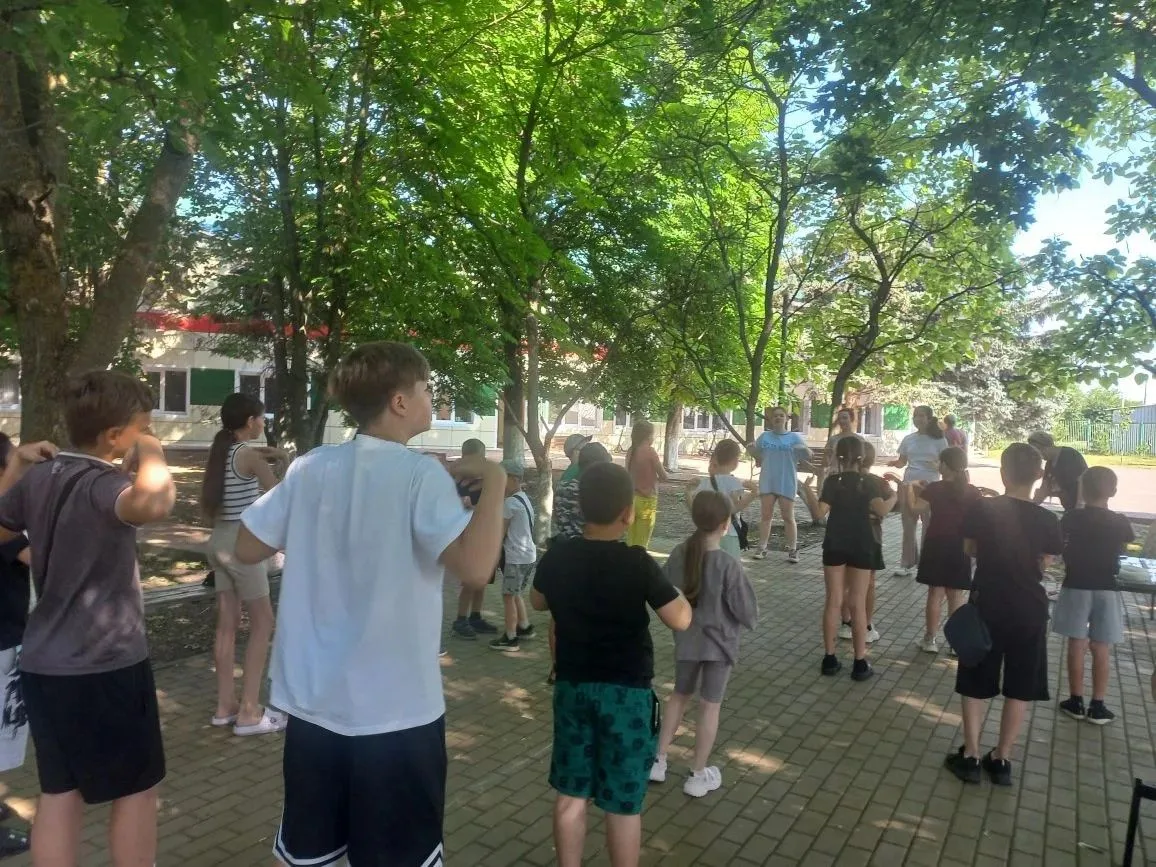 ✨День 10 в «Стране детства»: как Пётр Великий собрал наших ребят!
Утро началось с бодрой зарядки. За
