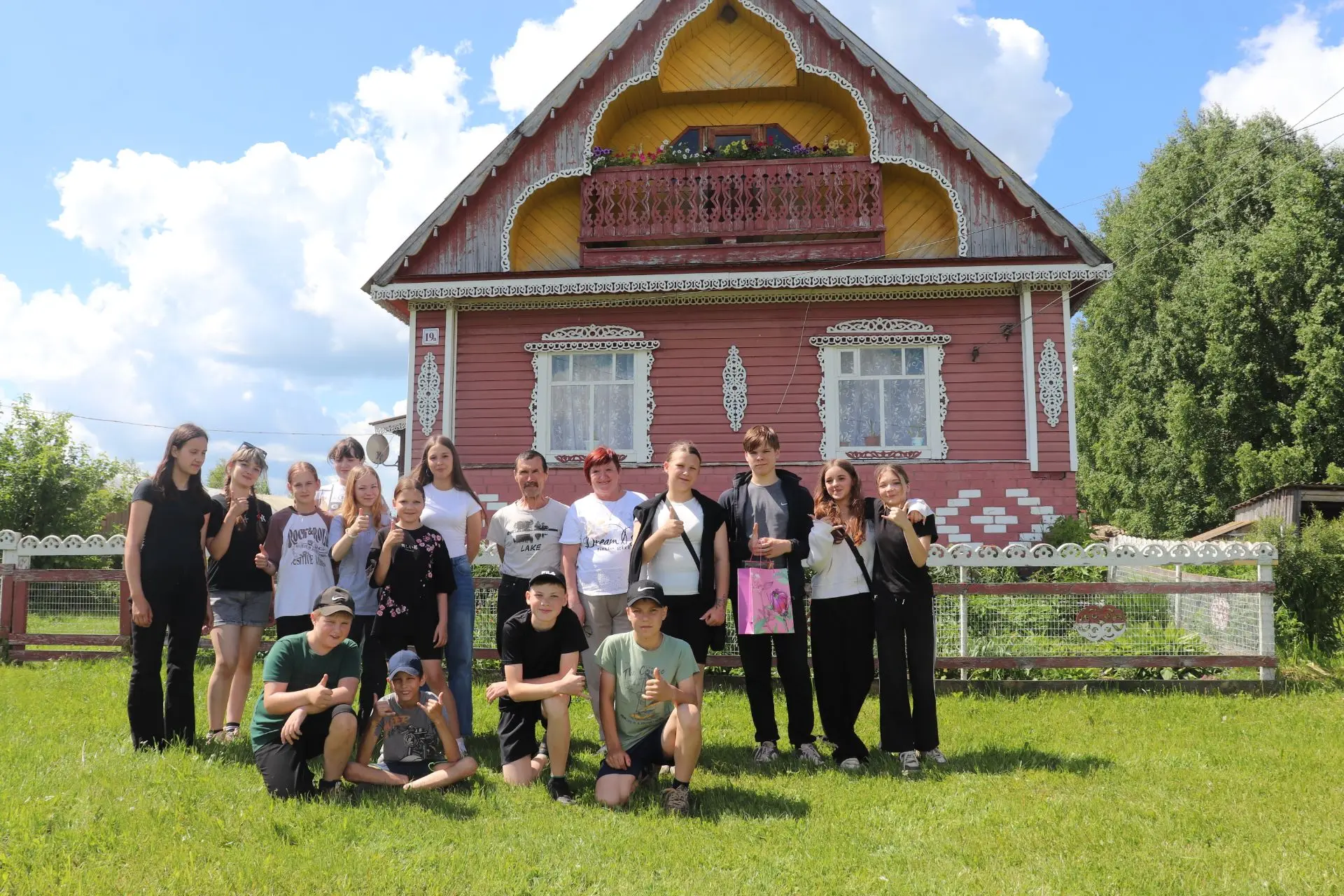 🪑 В гостях у мастера: как из прутика рождается чудо
Ребята из старшего отряда пришкольного лагеря в