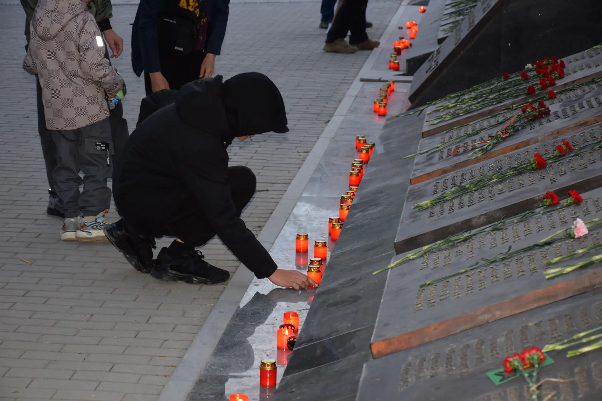 «Свечи памяти» зажгли в Дальнегорске  9 мая глава округа Александр Теребилов с дальнегорцами присоед
