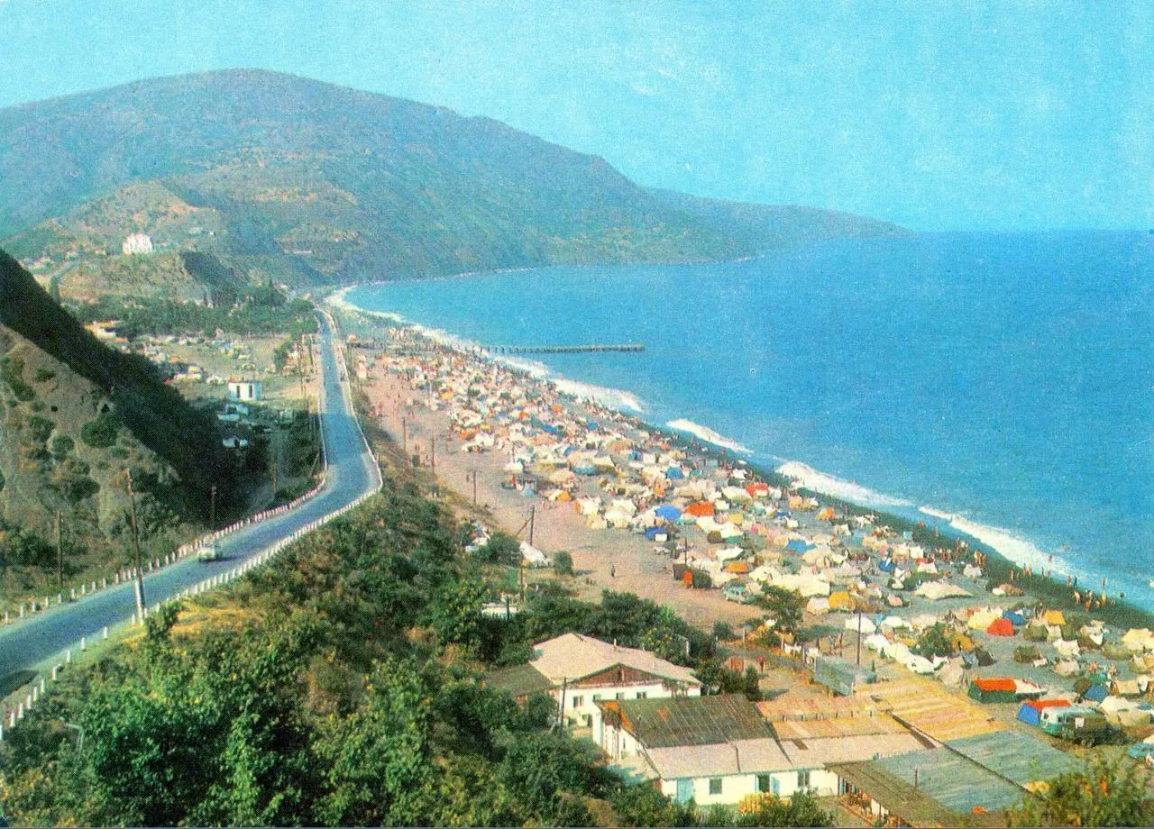 Посёлок Рыбачье, пляж 1971 год. Обратите внимание, дорога вдоль моря ещё не застроена к...