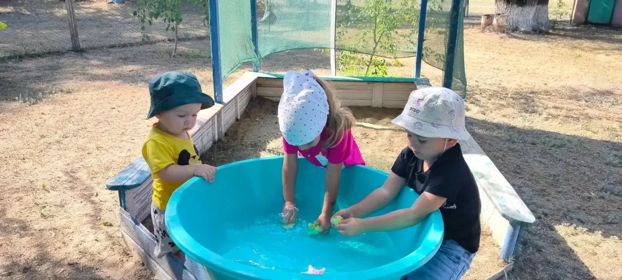 Прогулка в детском саду - это всегда веселье и радость! 🏘👧🧒