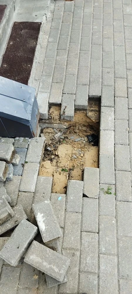 Новое шоссе, 6/1, подъезды 3, 4, 5

У входных групп подъездов восстановили участки брусчатки, где по
