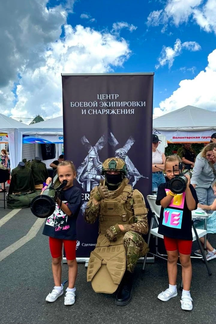 МИКРОСЛОНЫ

➰На Дне города к нашему стенду подходили все. Но больше всего мы кайфанули от малышни.

