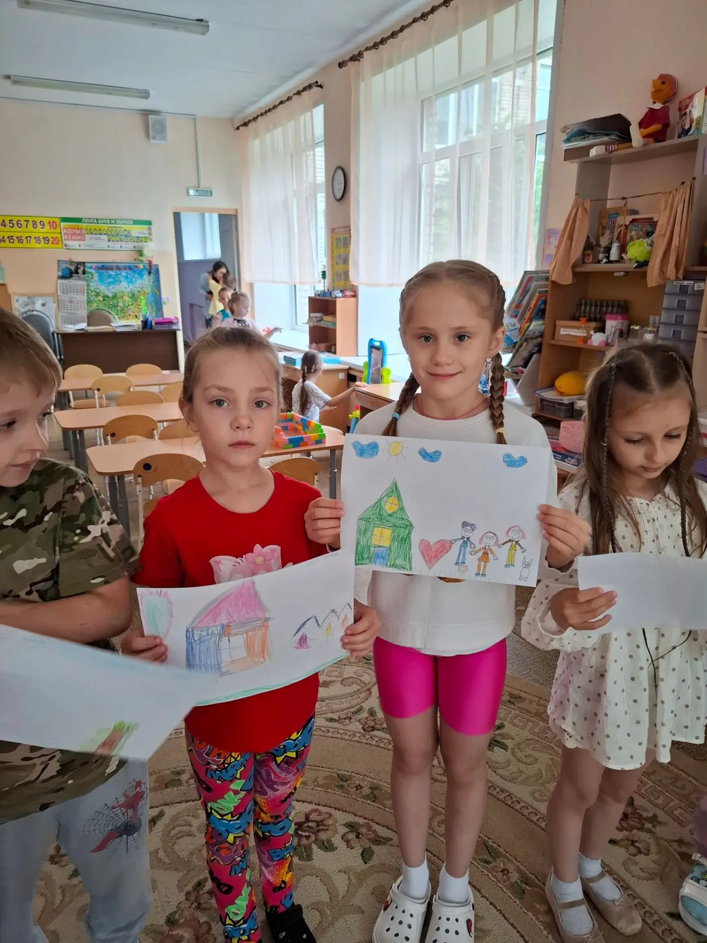 🌞 Сегодня в нашей группе "Солнышко" прошел невероятно творческий день! 🎨 Ребята рисовали свои семь