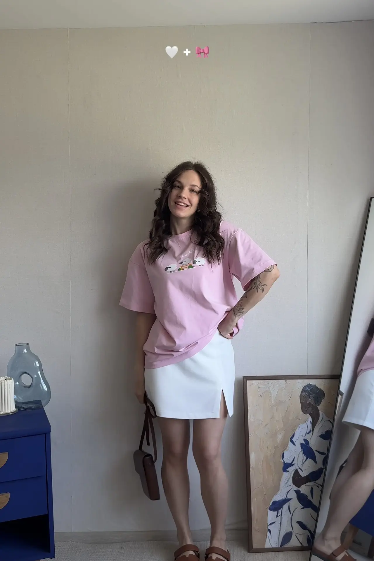 Какое сочетание вам больше понравилось? 🐈‍⬛🎀🐥🦋 

В кадре белая юбка-шорты, арт на вб #867289694
