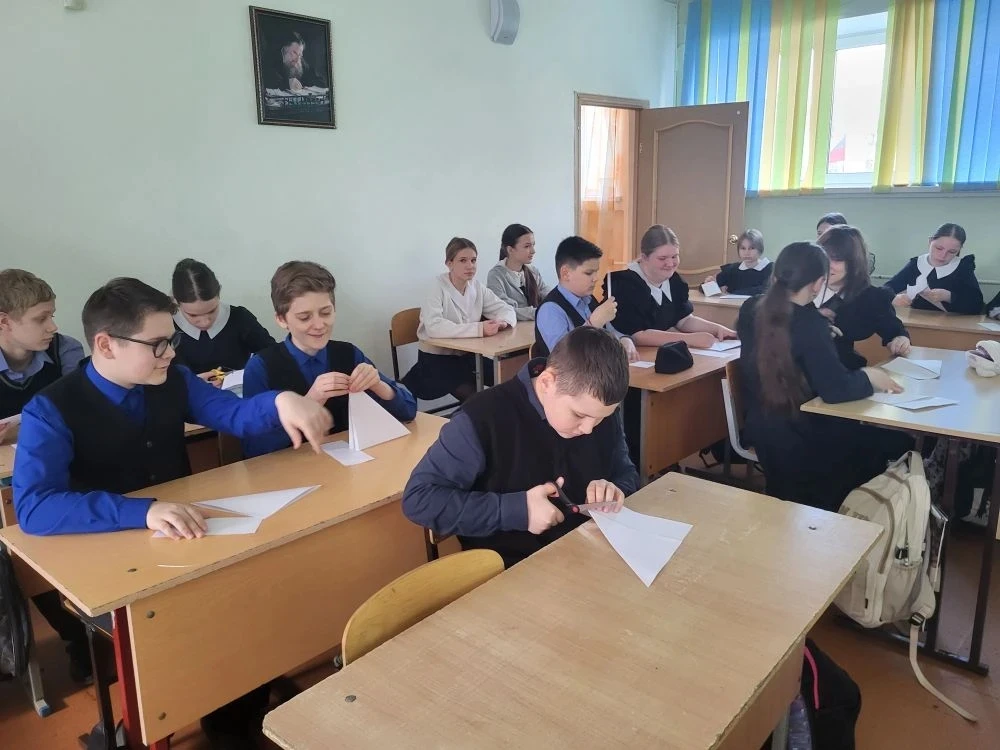 🌟4 мая в 6Б классе прошёл мастер класс по изготовлению Белого журавлика, который провели Самойлова М