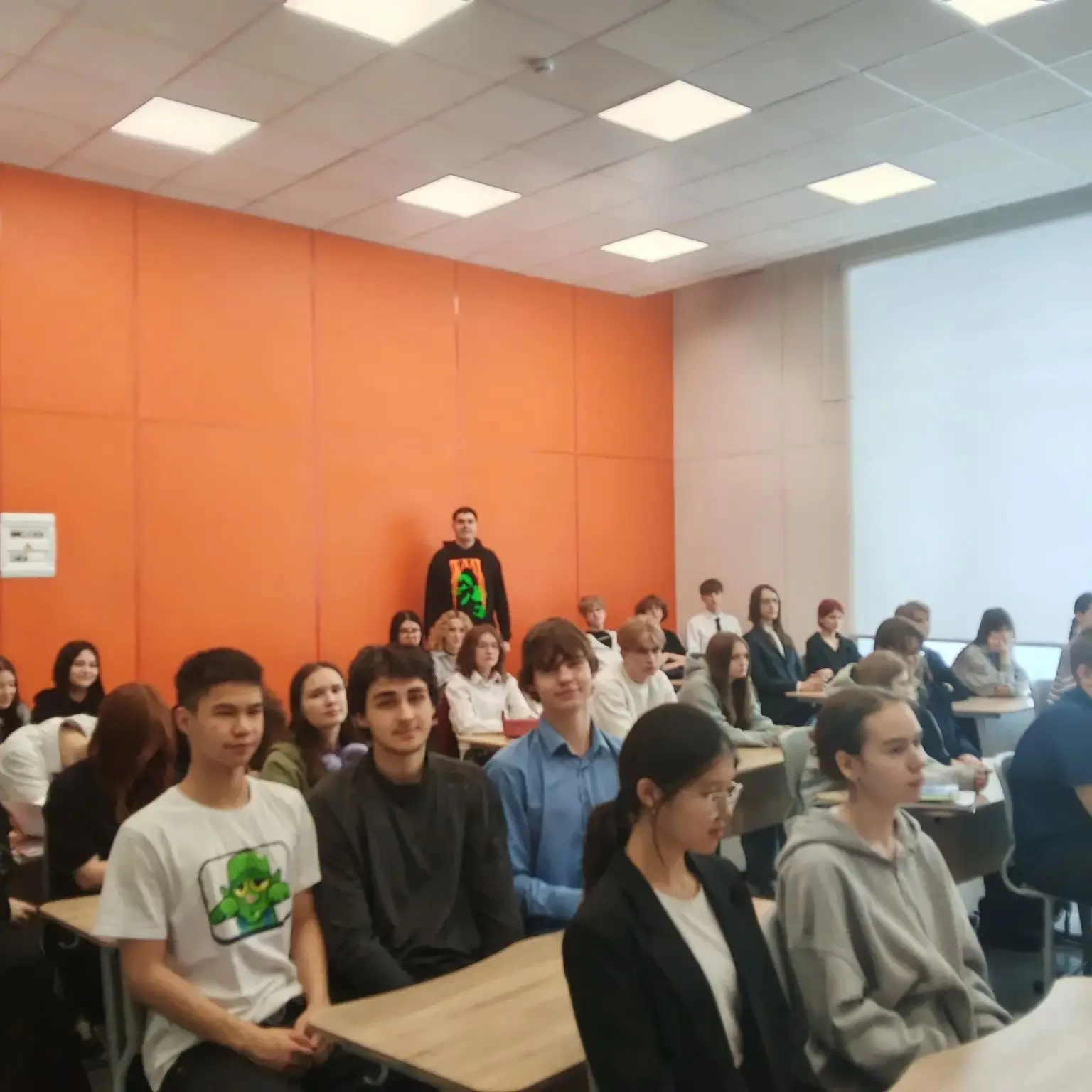 📸 История одной картонной коробки.  Сегодня мы выступили организаторами и привели в школу №2 особого