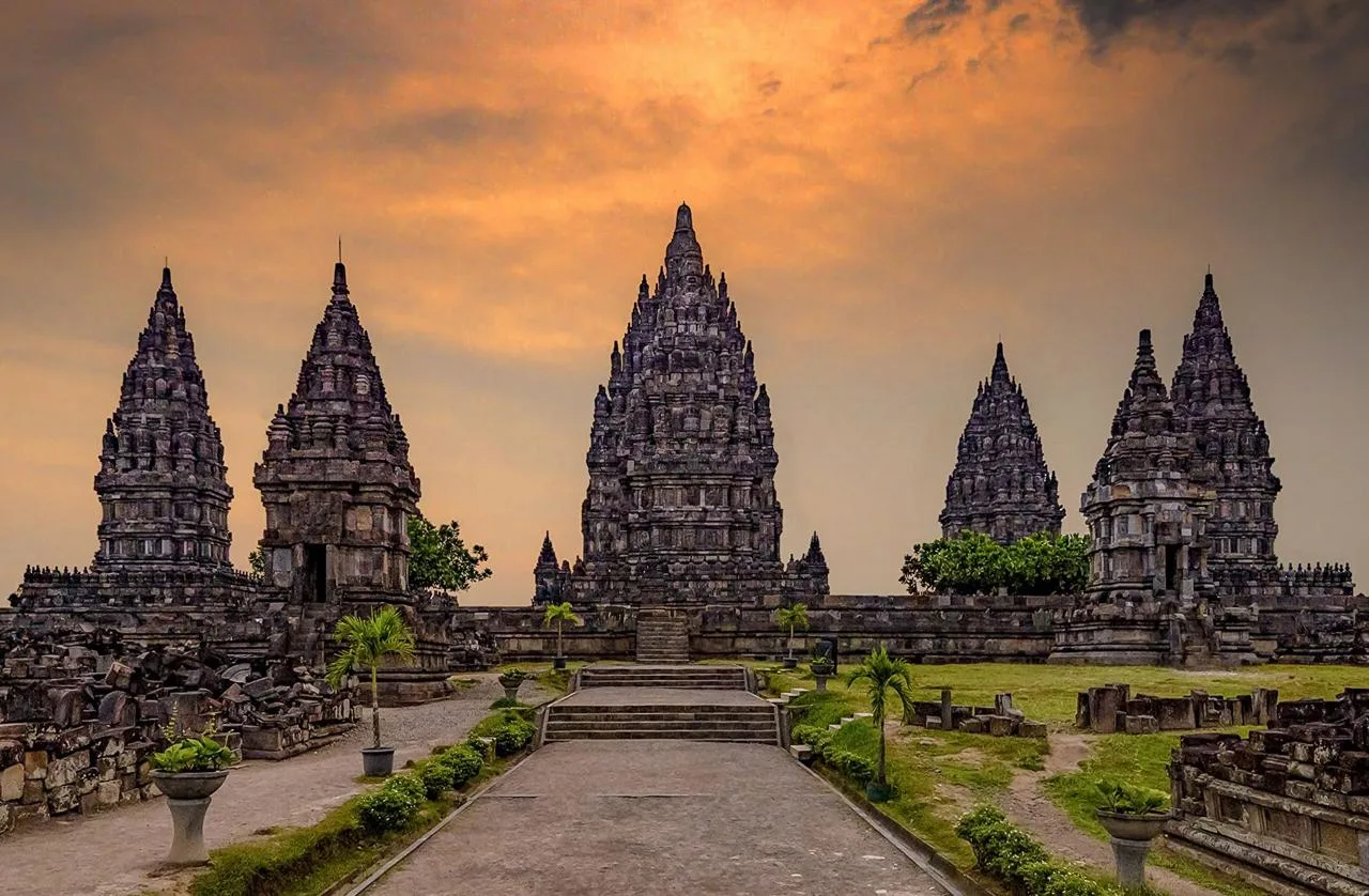 Храм Прамбанан на острове Ява, Индонезия 🇮🇩

🔹 Прамбанан - крупнейший в Индонезии комплекс индуис
