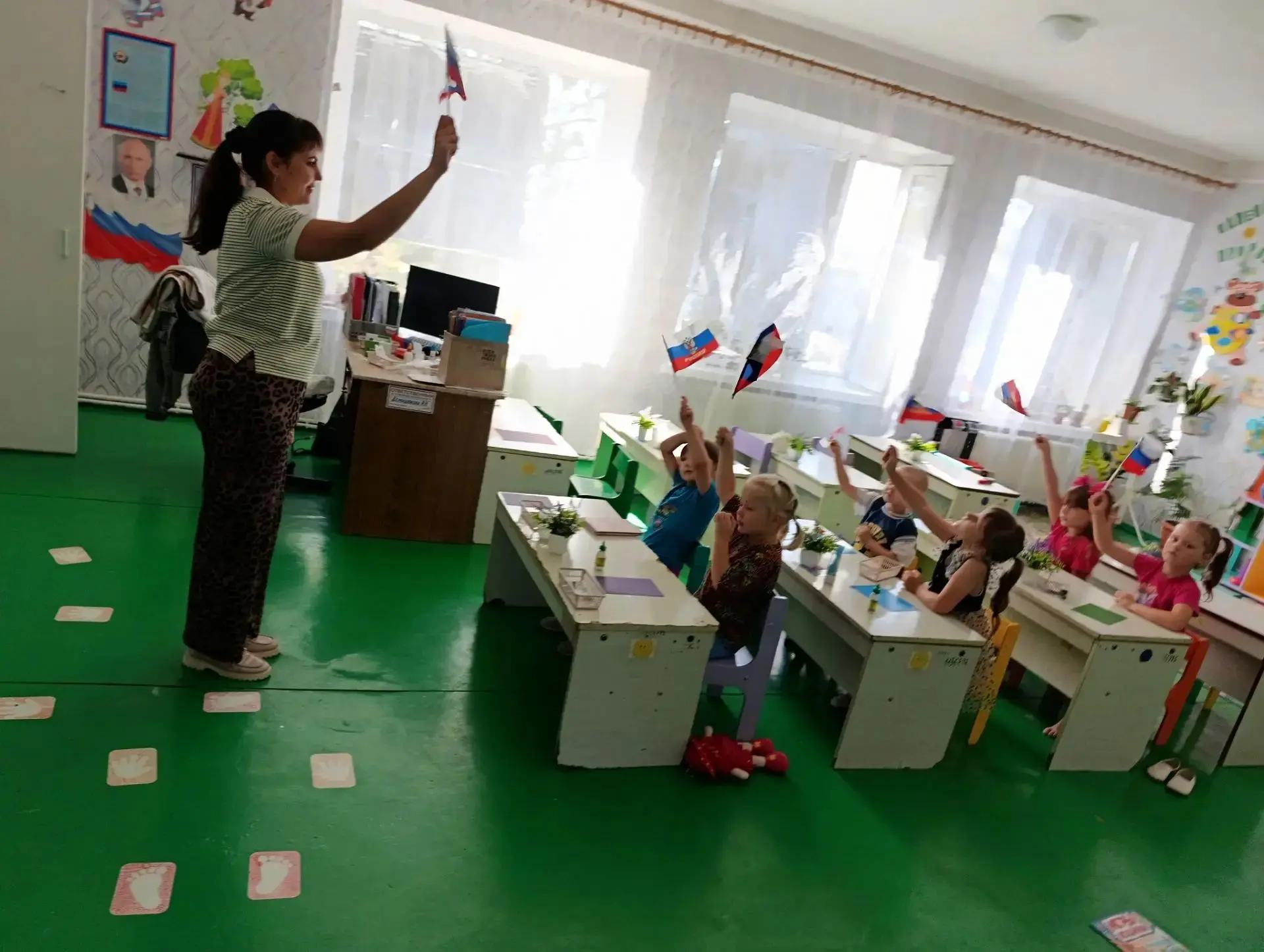День Российского флага отметили и воспитанники первой садовой группы "Солнышко".