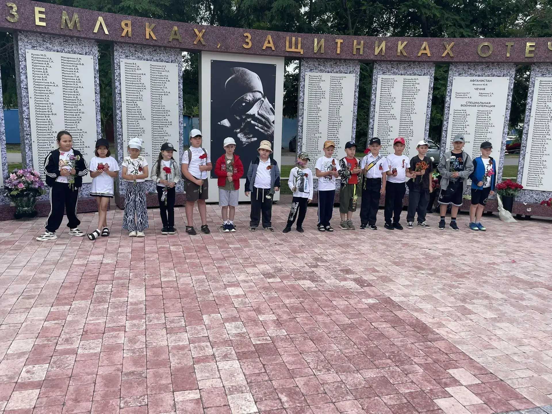 🌷🪖Воспитанники пришкольного лагеря "Лето" возложили цветы к мемориалу «Вечный огонь» ...
