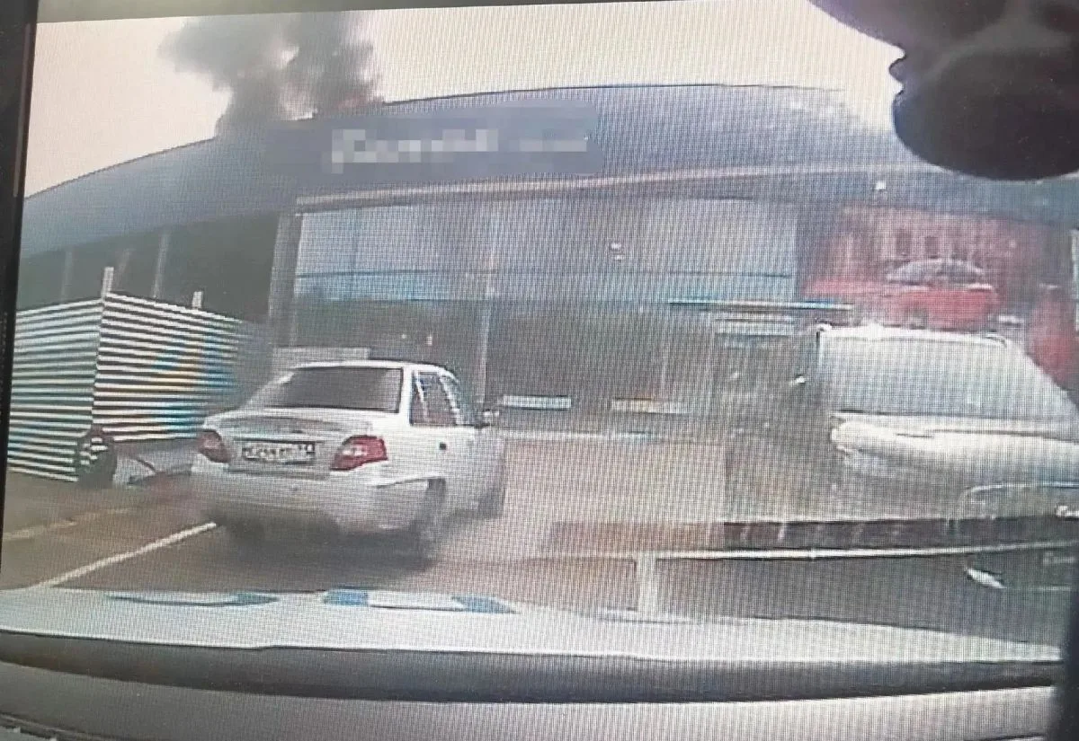Инспекторы ДПС спасли автосалон от пожара