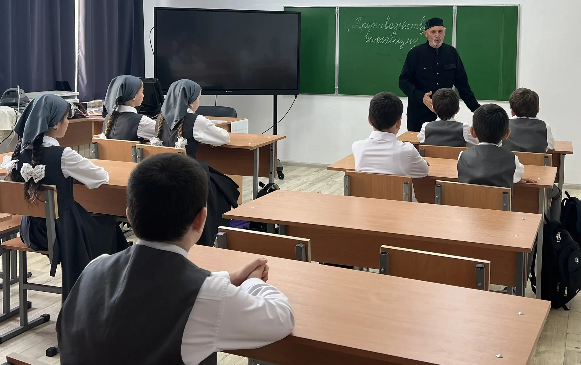 Знание — лучшее оружие против невежества.