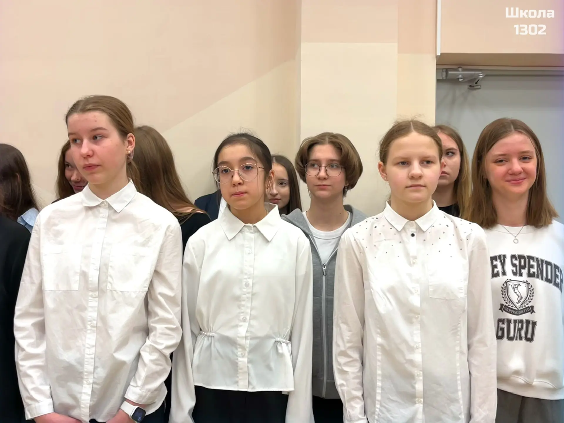 🇷🇺 Добрые традиции понедельника! По традиции мы начали учебную неделю с церемонии поднятия флага и и