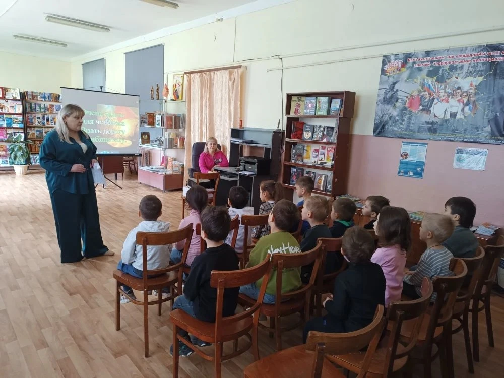 👫Воспитанники средней группы впервые посетили Моздокскую детскую библиотеку имени А.Га...