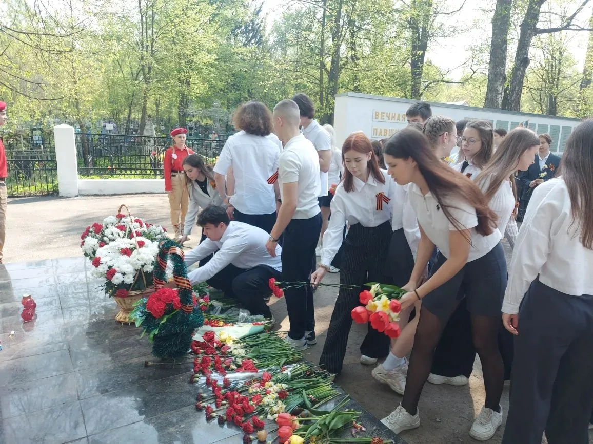 🌷🎉 Мы помним! Мы гордимся!  Сегодня в МБОУ СШ №14 состоялось важные и трогательные мероприятия— возл