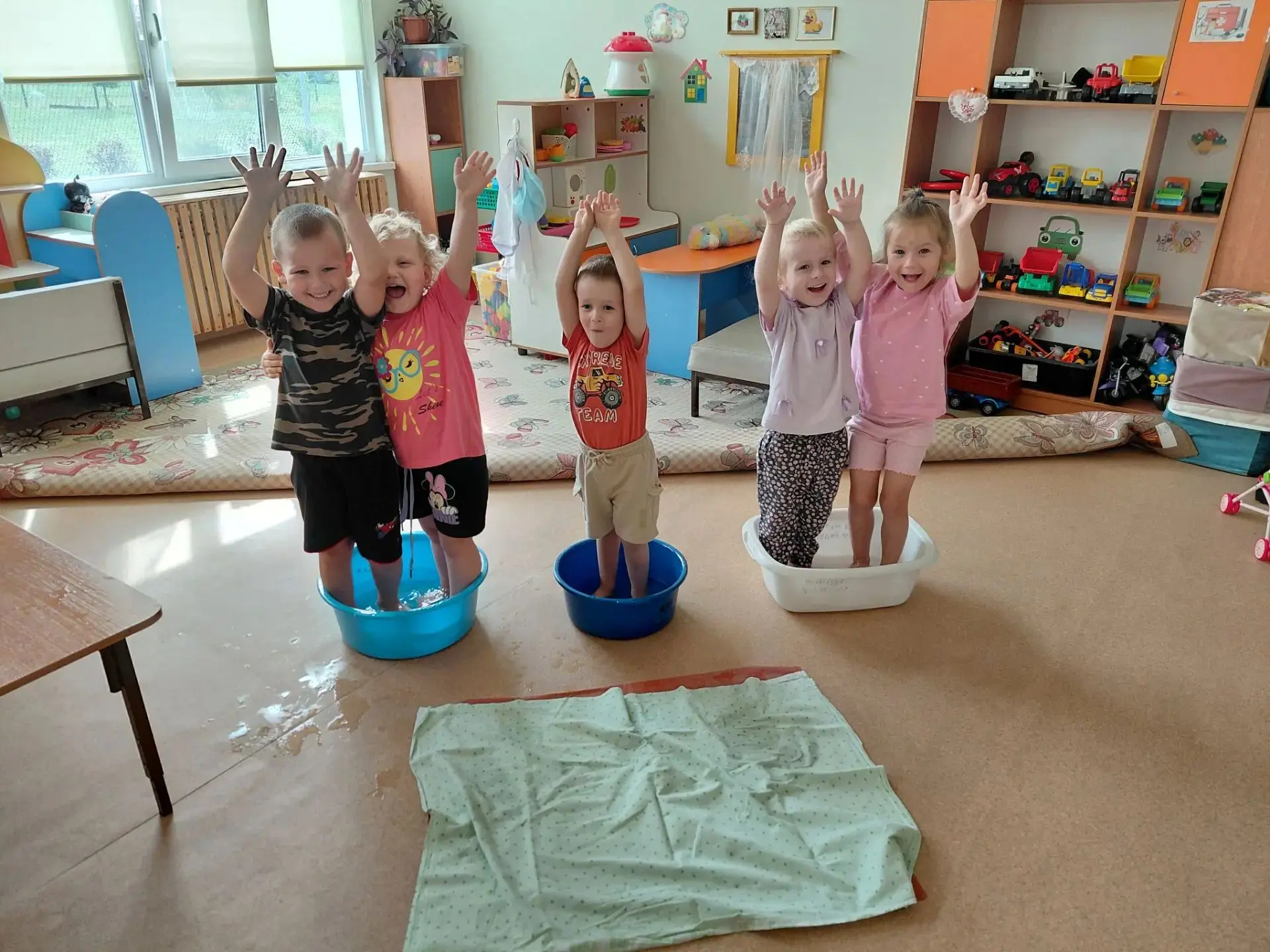 День воды
В группе «Капельки» прошёл День воды. Ребята узнали почему важна вода: без неё не могут жи