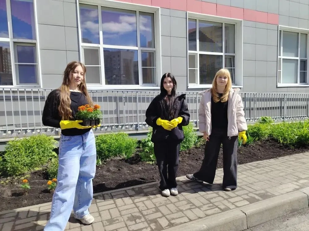 🌷 Сегодня наши учащиеся и педагоги дружно взялись за дело — высадили первые цветы на школьном дворе!