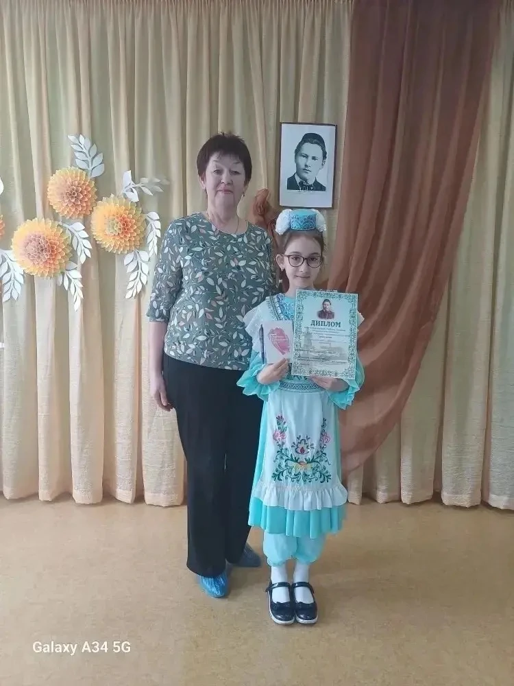 Поздравляем Гарифуллину Адилю, занявшую 2 место в муниципальном конкурсе  «Без Тукай оныклары». Руко