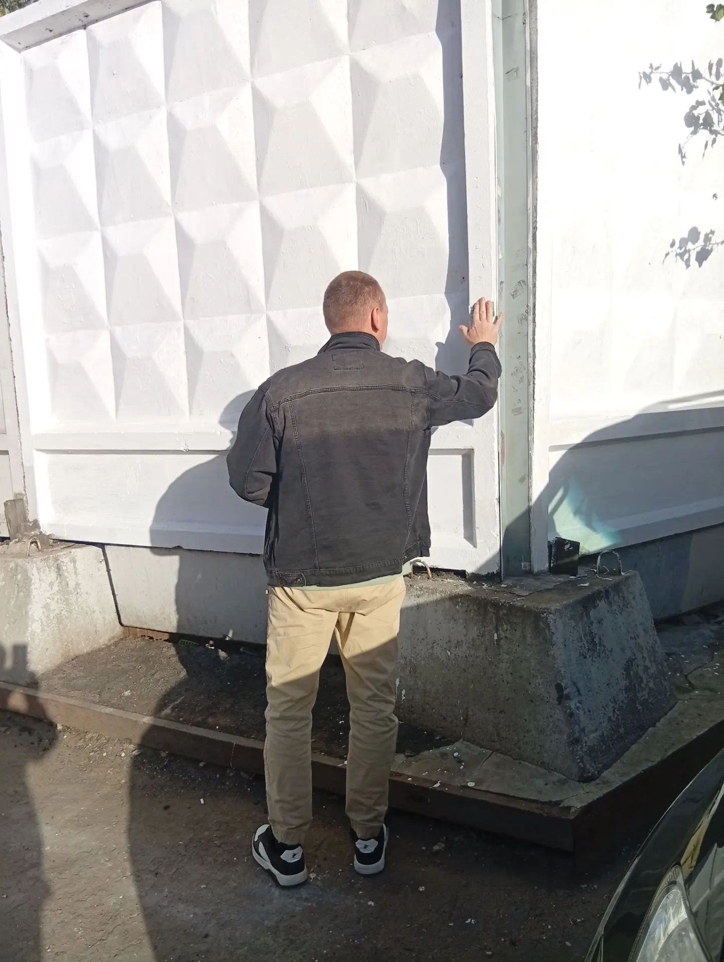 Проводим расклейку визиток общаемся с людьми раздает визитки , участвуем в Накорми Голо...