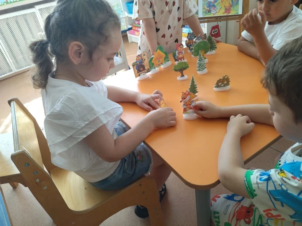 В группе "Почемучки" прошел день сказок. Ребята по картинкам угадывали названия сказок,...
